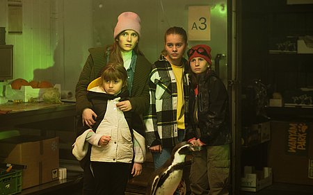 Szenebilder aus dem Film Die Chaosschwestern und Pinguin Paul